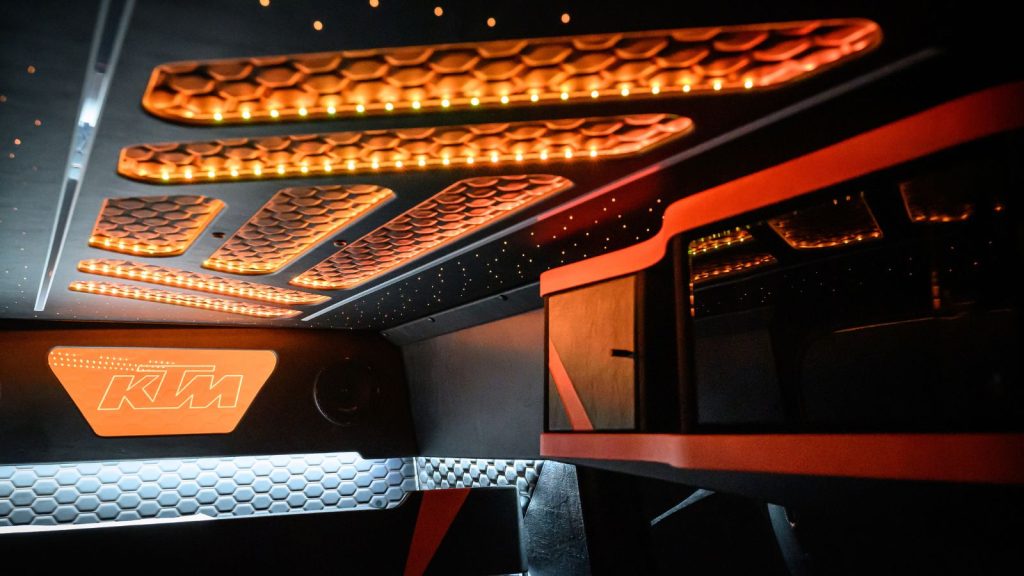 Työpäivän jälkeen ruoka lämpimäksi ja lepoa
