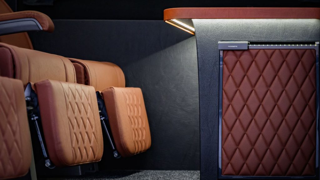 Jääkaappikin tyylikkäästi verhoiltu
