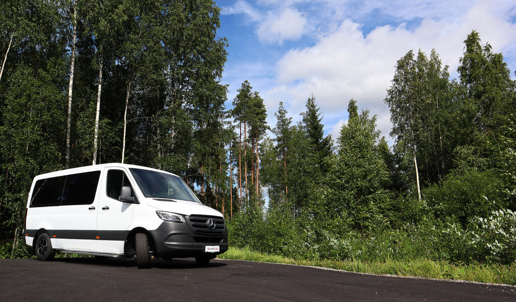 Esteetön Mercedes-Benz Sprinter 1+8 316cdi 7G-Tronic kotimaisella sisustuksella